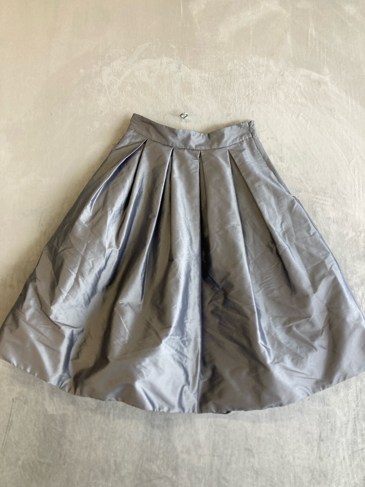 WHITE HOUSE BLACK MARKET Grey Glossy Pleated Skirt Size 6