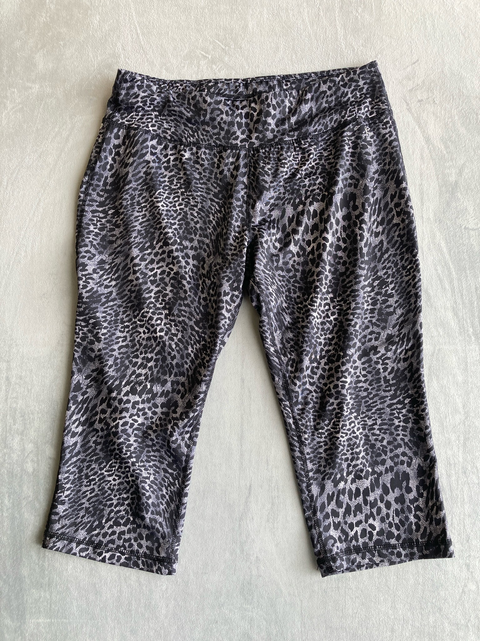 Danskin Now Black Gray Animal Print Polyester Spandex Capri Leggings Size L (12-14)