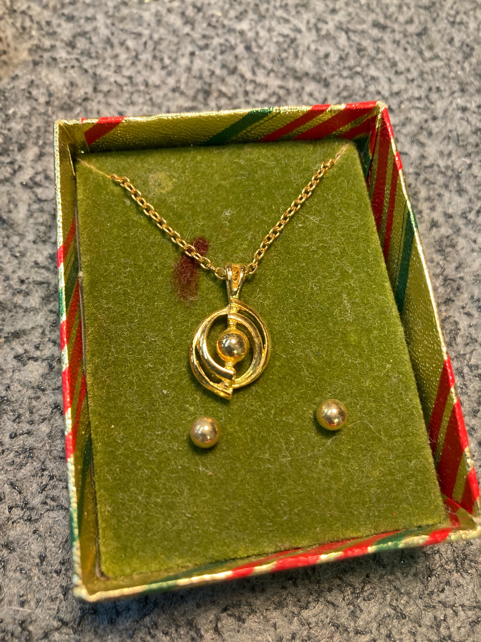 Gold Tone Concentric Pendant Necklace and Stud Earrings