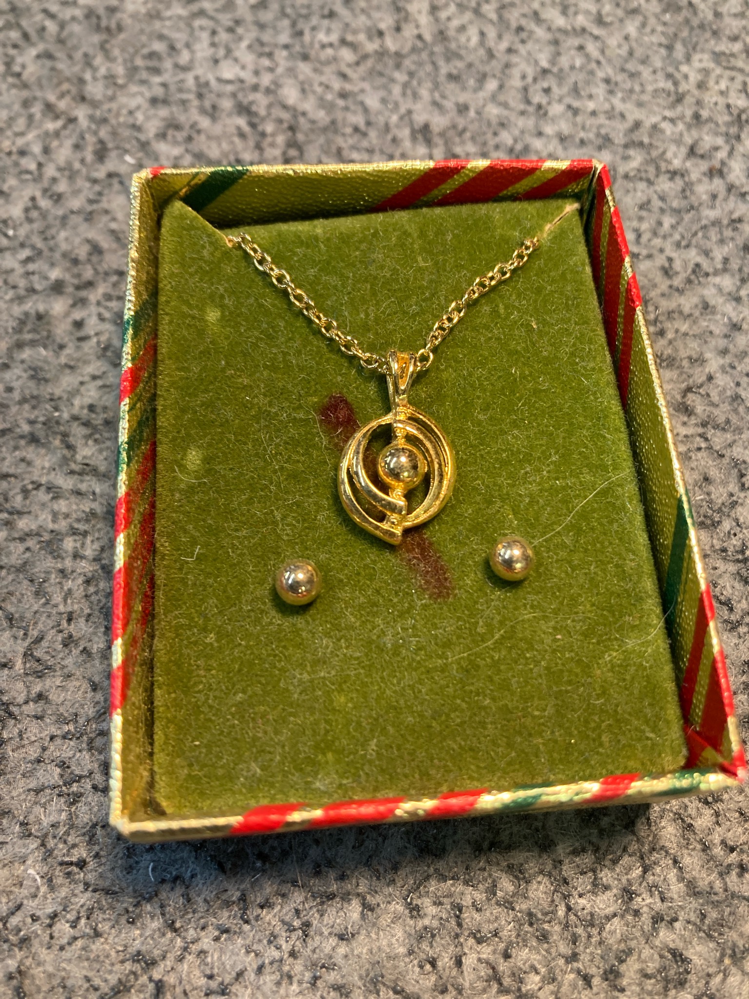 Vintage Gold Tone Pendant Necklace and Stud Earring Set