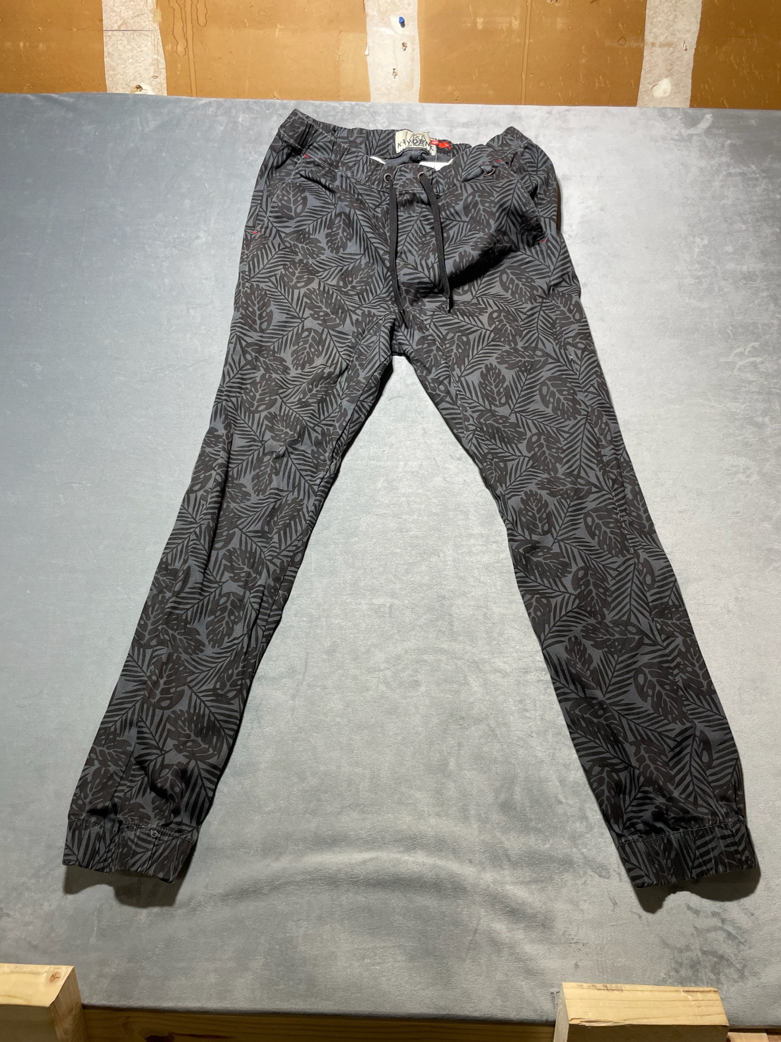 KAYDEN Dark Gray Leaf Print Jogger Pants Size Size 34