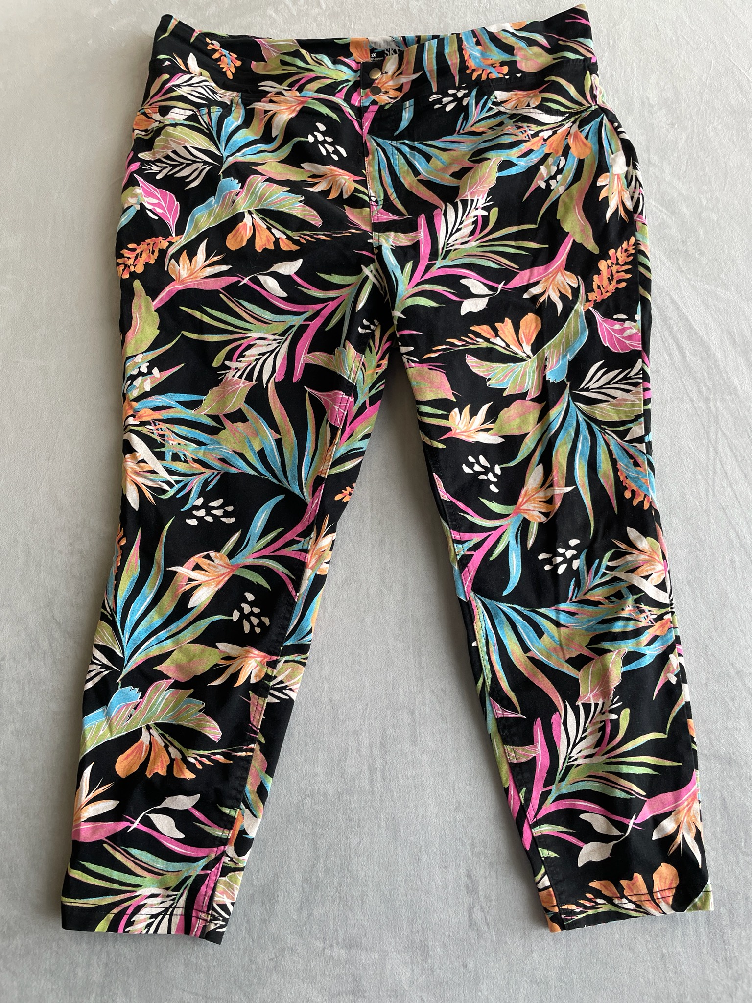 Terra & Sky Black Tropical Floral Cropped Pants Size 2X (20W-22W)