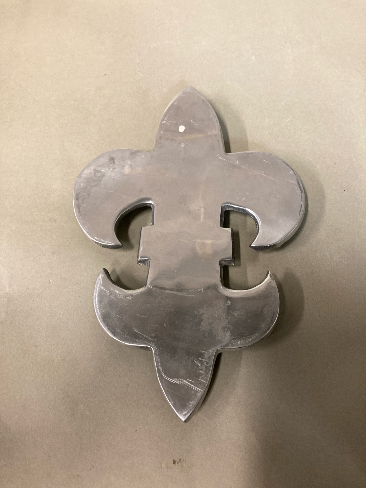 Silver-Gray Fleur-de-Lis trivet