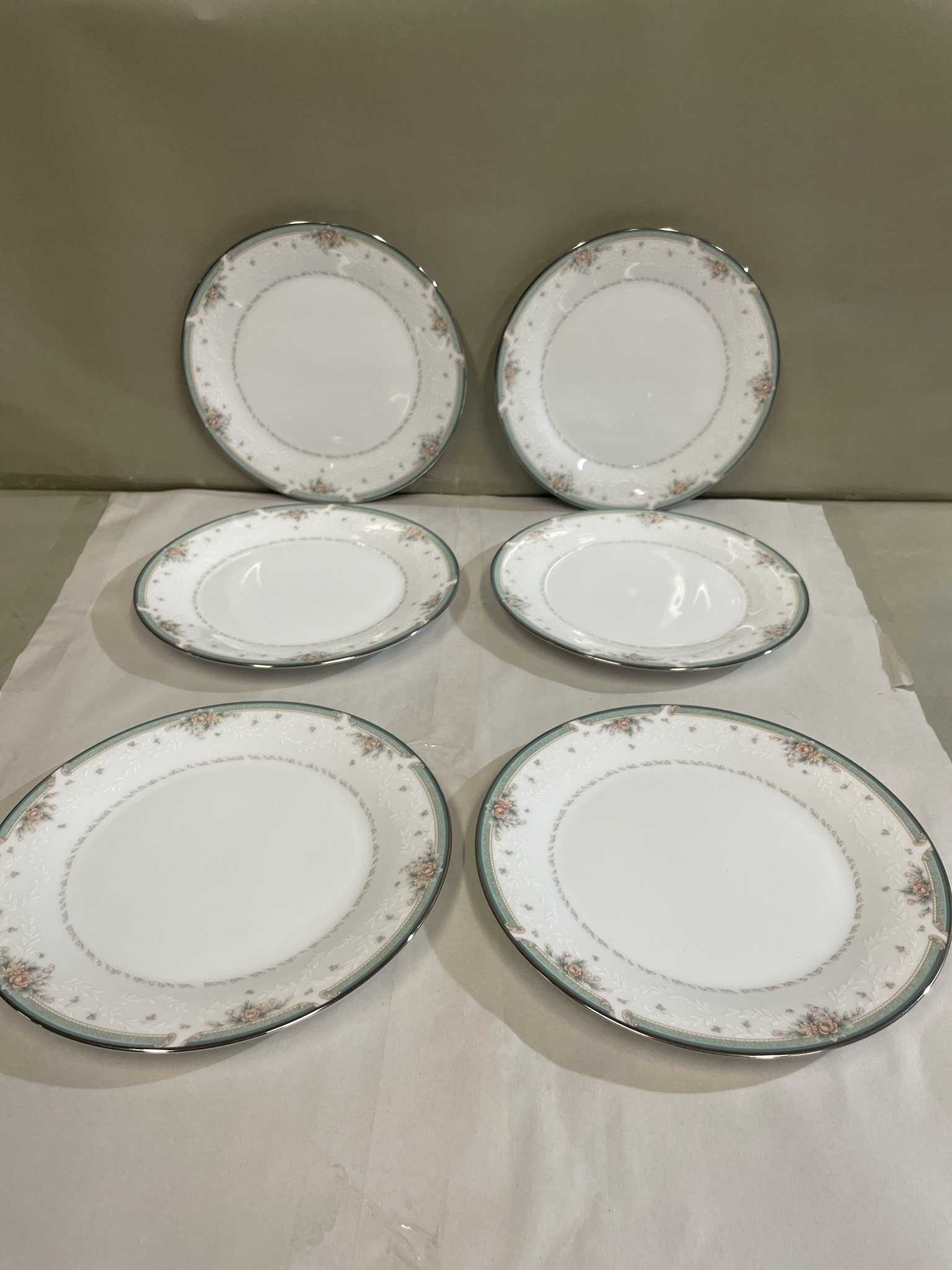 (6) Vintage Noritake White Floral Porcelain Dinner Plates