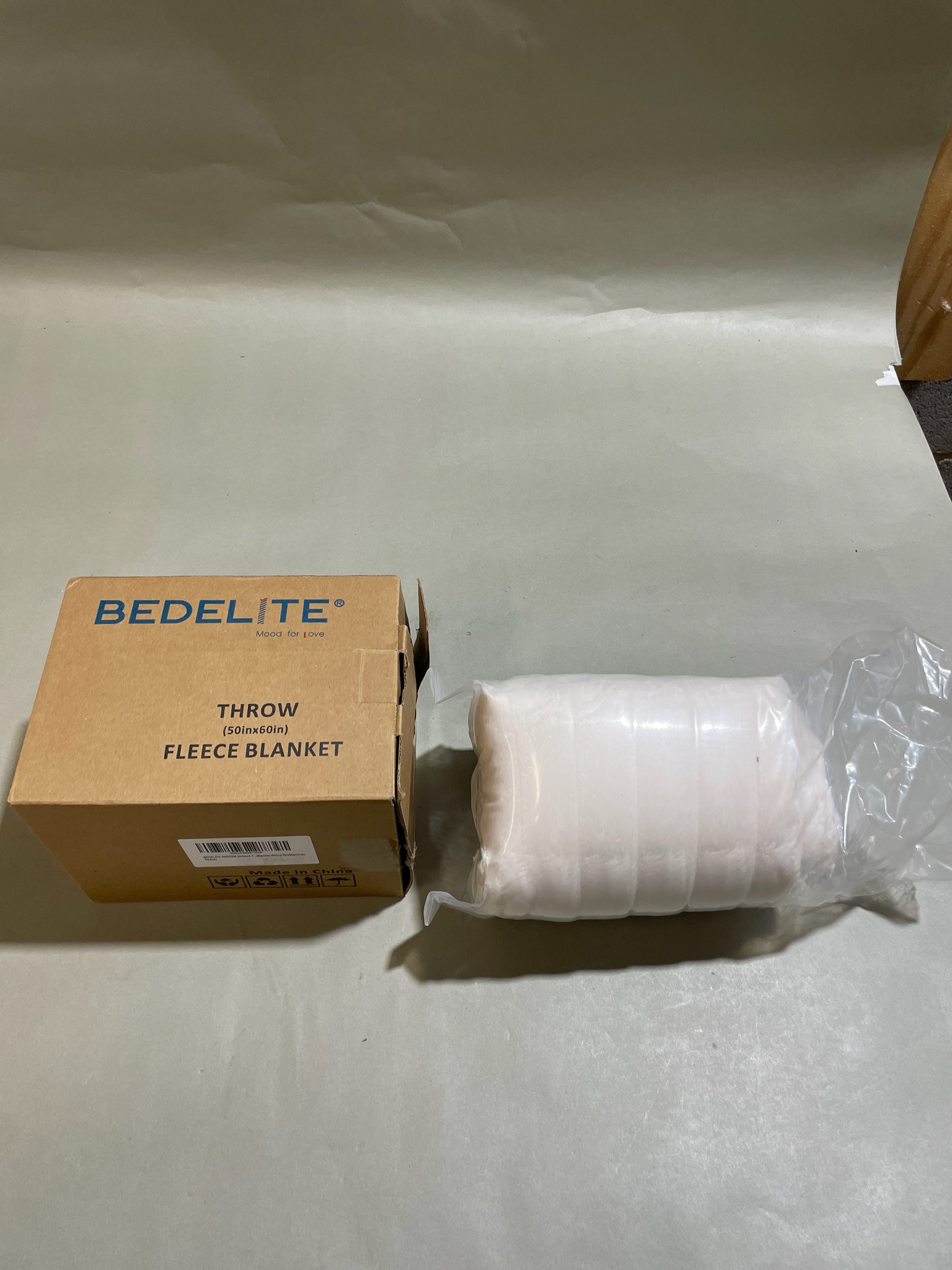 BEDELITE White Fleece Throw Blanket Size 50in x 60in