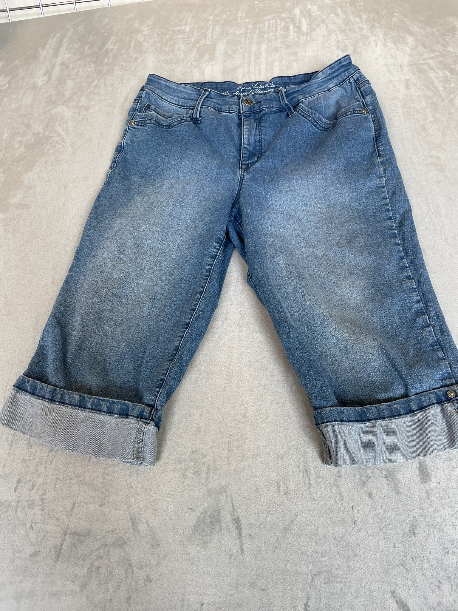 Gloria Vanderbilt Medium Blue Denim Capris Size Size 8
