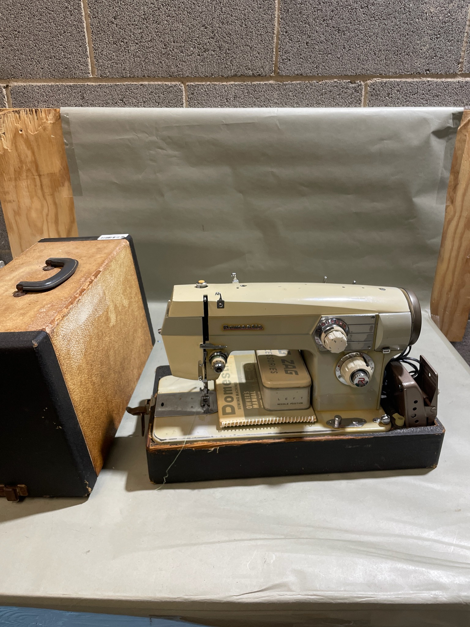 Domestic Cream Vintage Mechanical Sewing Machine