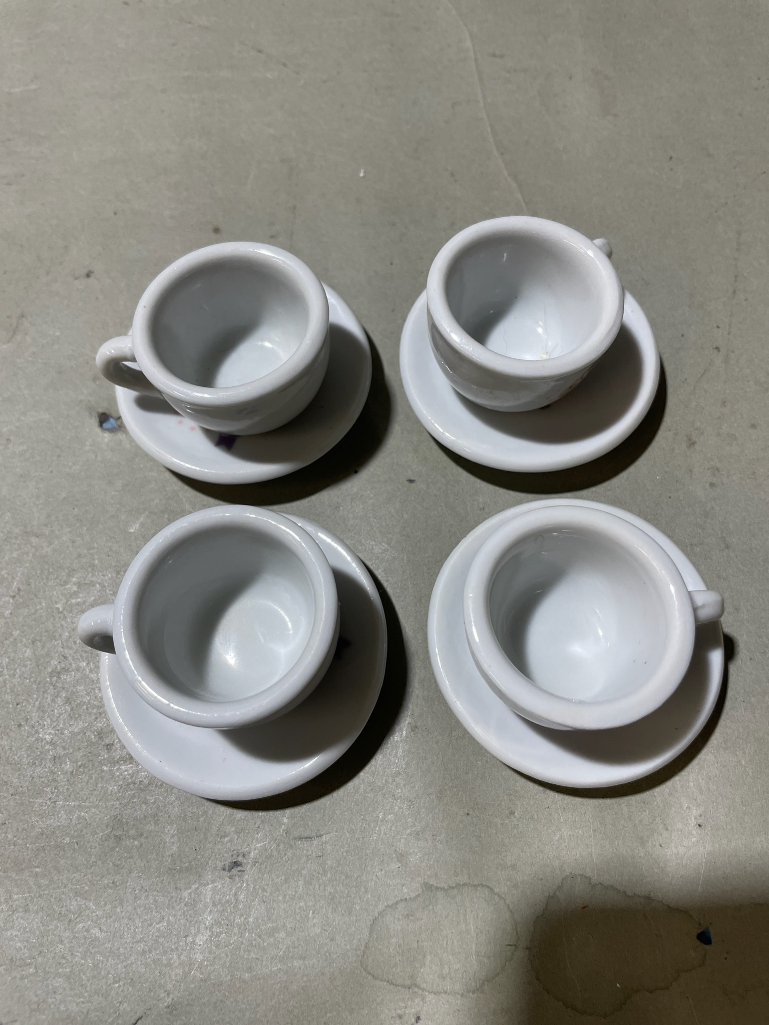 White 4-Piece Cup and Saucer Set Size Small