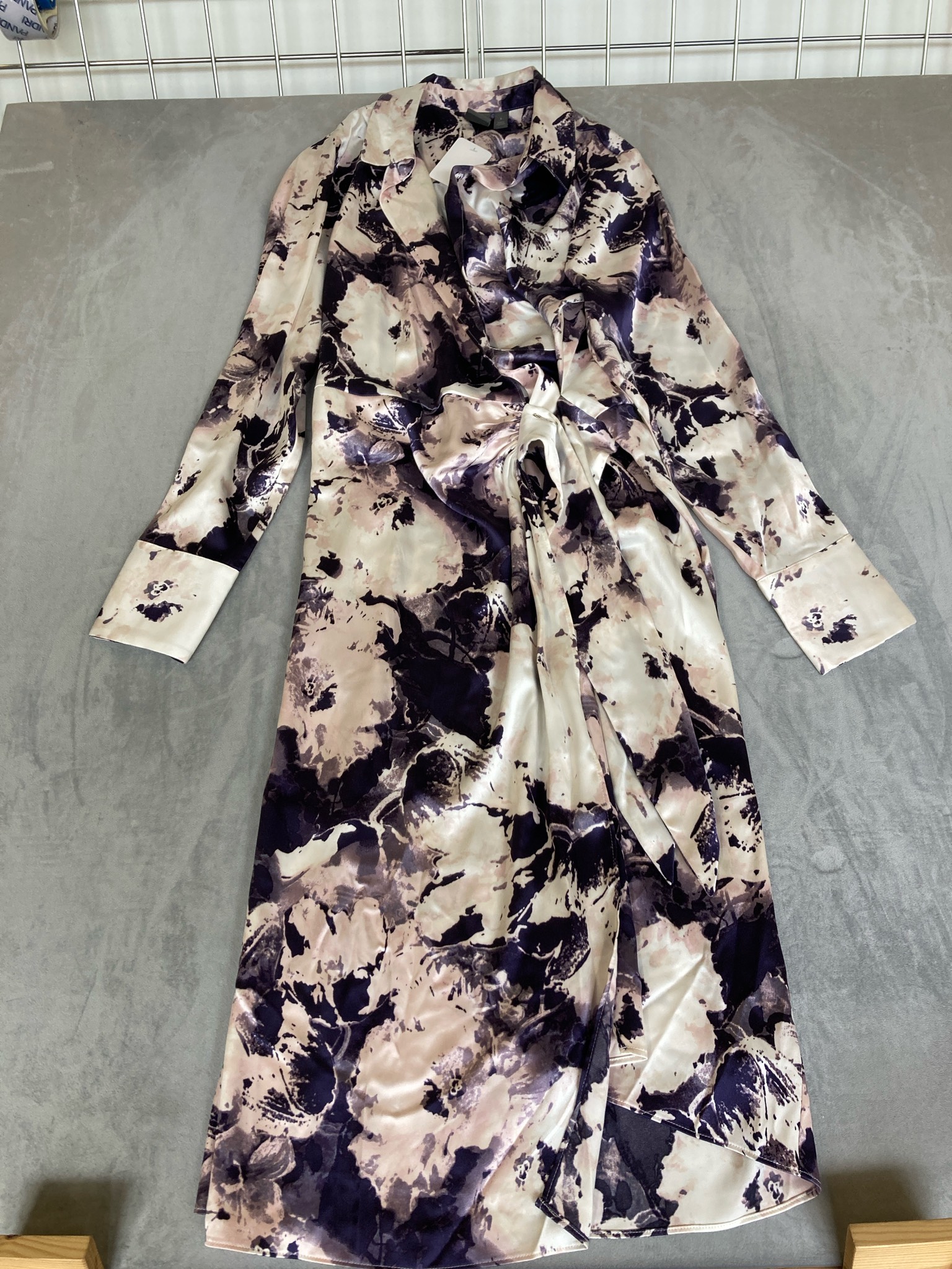 Worthington Cream and Black Abstract Floral Wrap Robe Size Large